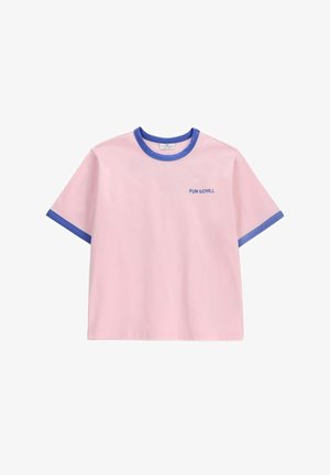 Jasnoróżowy T-shirt z krótkim rękawem z niebieskim kołnierzem i brzegami rękawów, mały napis "FUN & CHILL" na górnej części klatki piersiowej.