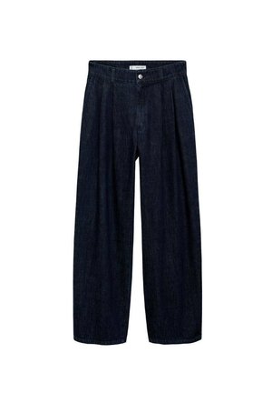 Pantalons larges en denim foncé avec des plis à la taille, présentant un bouton à l'avant et des passants de ceinture. Texture lisse et design à longueur complète.