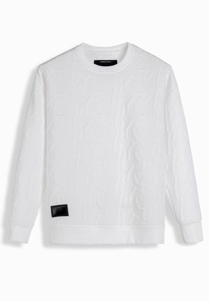 Weißer Hoodie aus strukturiertem Stoff mit geprägtem Muster. Gerippter Rundhalsausschnitt und Bündchen, mit einem schwarzen Etikett an der unteren Seite.
