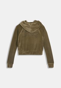 Olívazöld, bársonyos anyagból készült rövid fazonú kapucnis pulóver, hátul nagy fekete "Juicy" felirattal és húzózsinóros kapucnival.