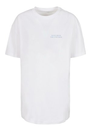 Tricou alb din bumbac, cu mâneci scurte, guler rotund și text de culoare albastru deschis "NOTĂ DE LA UNIVERS" imprimate pe față.