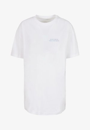 Tricou alb din bumbac, cu mâneci scurte, guler rotund și text de culoare albastru deschis "NOTĂ DE LA UNIVERS" imprimate pe față.