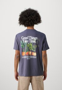 Pompeii PRE SEASON TEE - Marškinėliai su spaudiniu - raisin