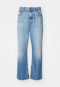 Jean en denim bleu clair évasé avec une taille haute, finition délavée, cinq poches et couture contrastante. Fermeture classique par bouton et zip.