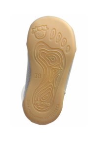 Suela de zapato de cuero gris con una parte inferior de goma color beige claro, que presenta contornos texturizados y el número "18" junto con un logotipo y el nombre de la marca.