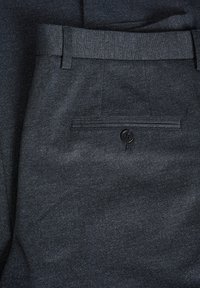 Dunkelgraue Hose mit glatter Textur, ausgestattet mit einem Metallknopfverschluss, einer Gesäßtasche und einem taillierten Bund.