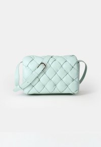 Miętowa torba ze wulkanizowaną skórą o prostokątnym kształcie, z regulowanym paskiem i szczegółem w postaci srebrnej klamry. Gładka tekstura z wyściełanym wyglądem.