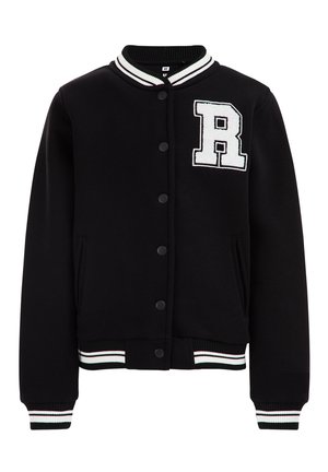 Schwarze Varsity-Jacke mit weißem "R"-Patch, geripptem Kragen und gestreiften Akzenten in Grün, Weiß und Rot. Ausgestattet mit Druckknöpfen und seitlichen Taschen.