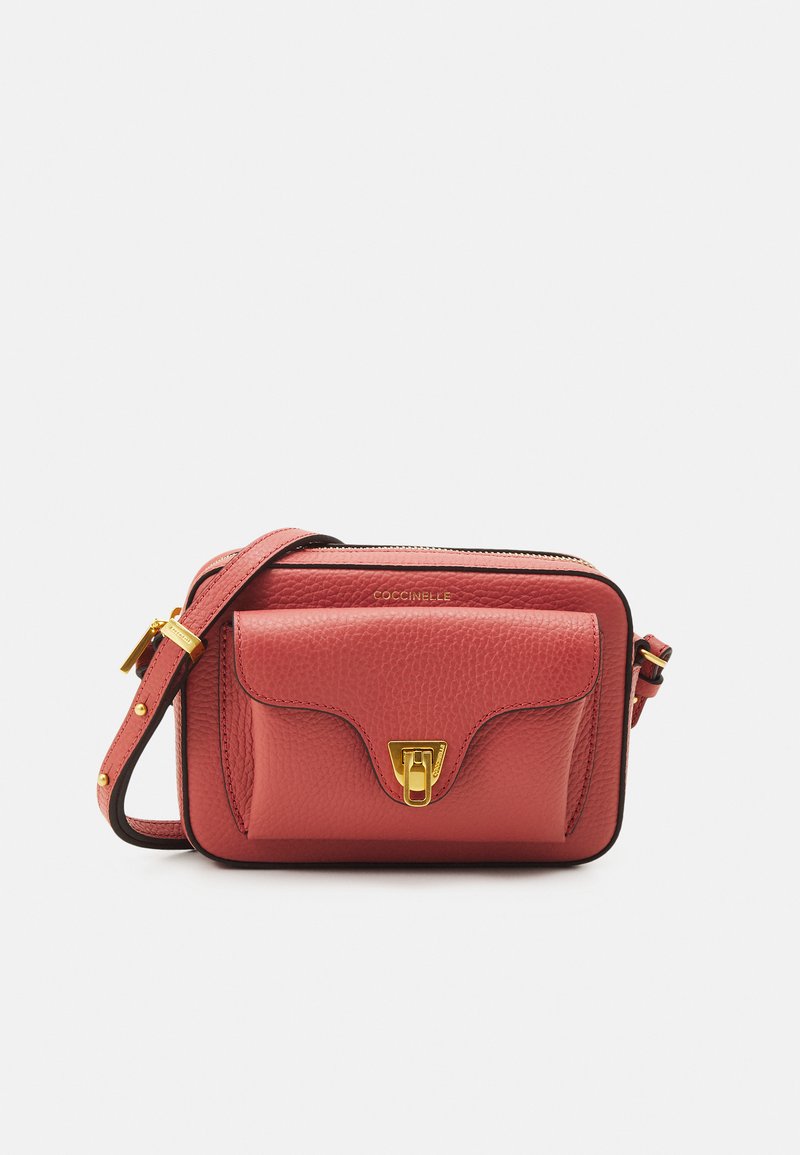 Borsa a tracolla rossa in pelle con una texture granulosa, hardware dorato, tasca con patta frontale e tracolla regolabile. Chiusura con zip nella parte superiore.