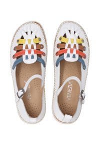 Weiße Lederschuhe mit geschlossenem Zeh, geflochtenem Vorderelement und mehrfarbigen Riemen in Gelb, Rot, Braun und Blau. Mit einer Schnallenverschluss an der Seite.