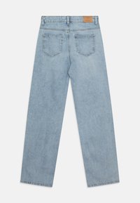 Jeans de mezclilla azul claro con un diseño de pierna recta. Cuentan con dos bolsillos traseros y una etiqueta de cuero en la cinturilla. Textura desgastada.