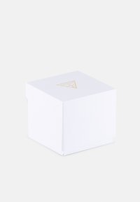 Scatola regalo bianca a forma quadrata con finitura testurizzata, caratterizzata da un logo triangolare dorato sul coperchio e un'apertura a soffietto nella parte superiore.
