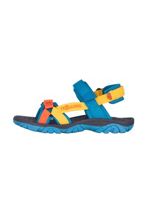 Offene Kindersport-Sandale mit blauer Sohle, blauen, gelben und orangefarbenen verstellbaren Riemen und Klettverschlüssen für sicheren Halt.