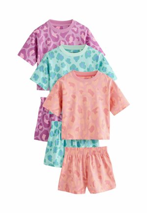 Quattro set di loungewear coordinati caratterizzati da top a maniche corte e pantaloni corti. I colori includono rosa chiaro, verde menta e lavanda, con modelli di animali vari.