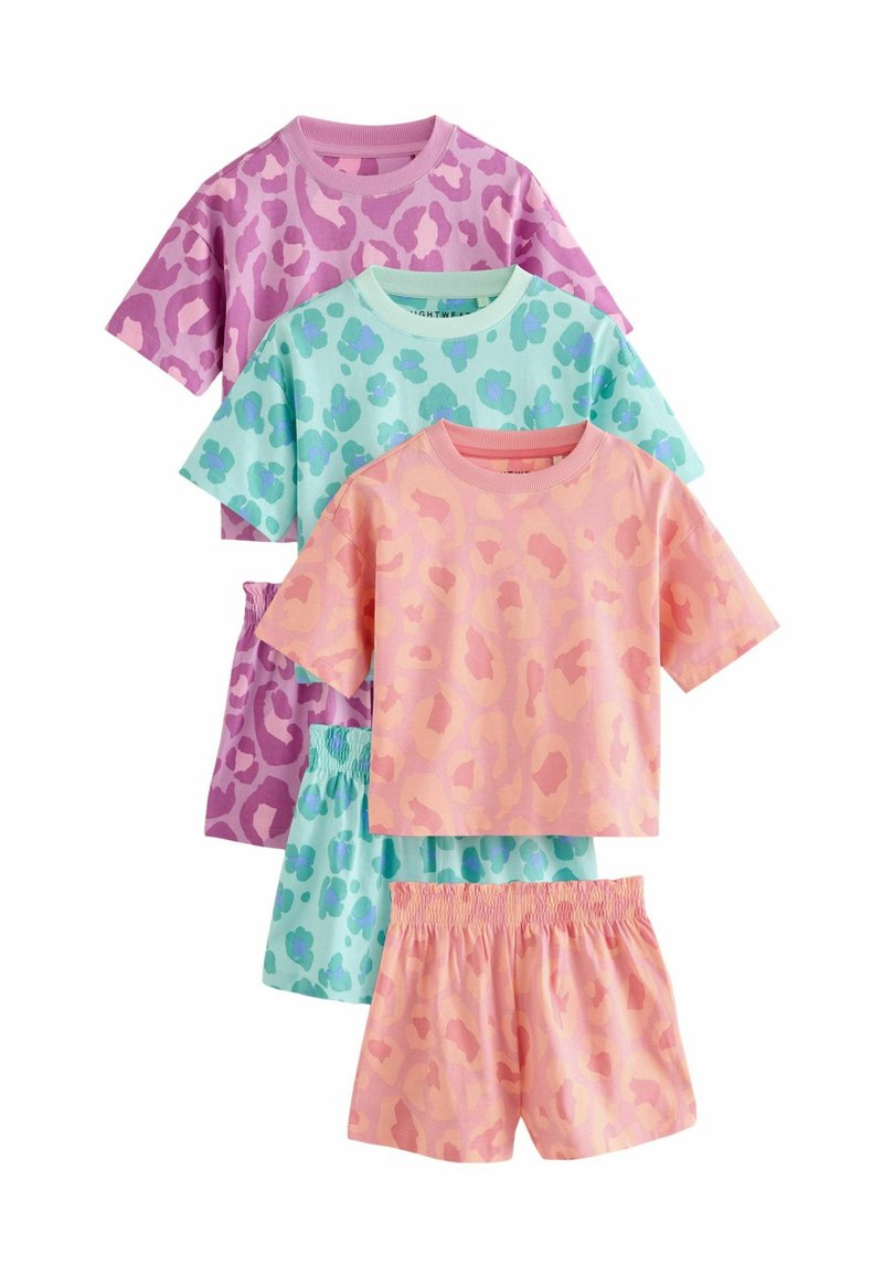 Quattro set di loungewear coordinati caratterizzati da top a maniche corte e pantaloni corti. I colori includono rosa chiaro, verde menta e lavanda, con modelli di animali vari.