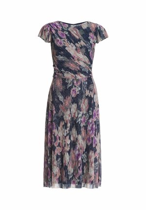 Plissé bloemenjurk in marineblauw, met korte mouwen, een getailleerde taille en een vloeiende rok met roze en paarse bloemmotieven.