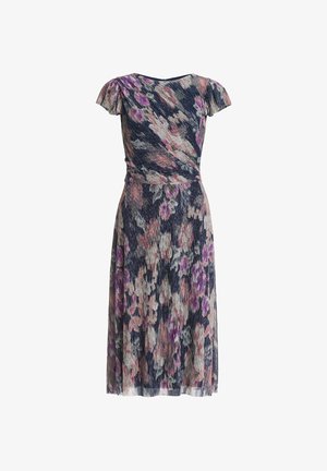Plisseret blomsterkjole i marineblå med korte ærmer, tilpasset talje og en flydende nederdel med pink og lilla blomster.