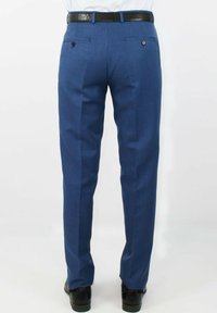 Pantalon bleu en tissu texturé, avec une coupe droite, des passants de ceinture et deux poches arrière avec fermetures à bouton.