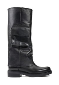 Czarne skórzane kozaki do kolan z płaską podeszwą, okrągłym noskiem i dodatkowymi kieszeniami na cholewie, o gładkim, teksturowanym wykończeniu.