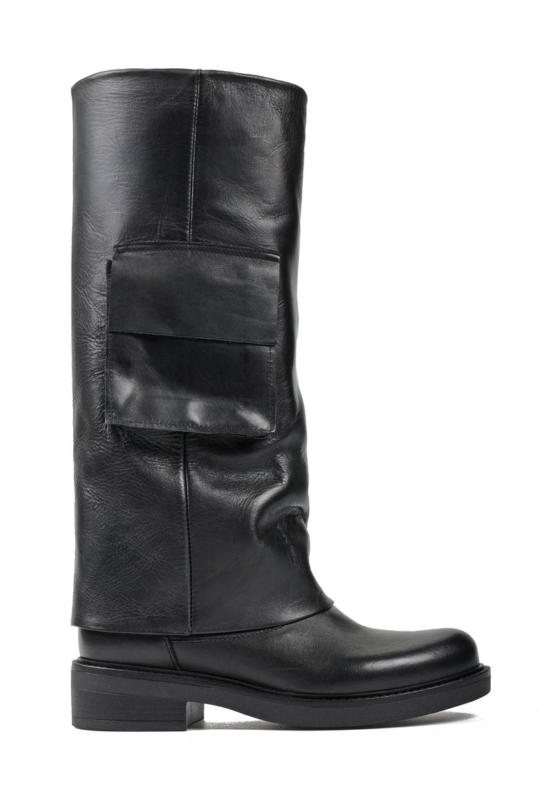 Czarne skórzane kozaki do kolan z płaską podeszwą, okrągłym noskiem i dodatkowymi kieszeniami na cholewie, o gładkim, teksturowanym wykończeniu.