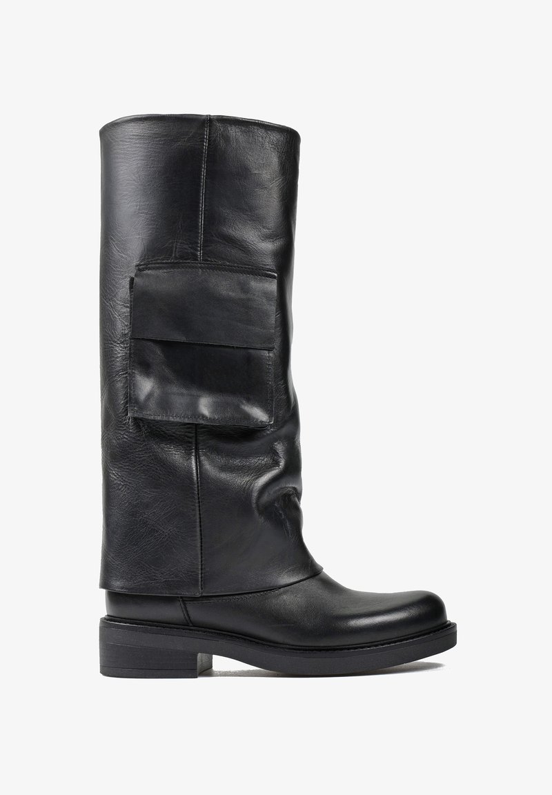 Czarne skórzane kozaki do kolan z płaską podeszwą, okrągłym noskiem i dodatkowymi kieszeniami na cholewie, o gładkim, teksturowanym wykończeniu.