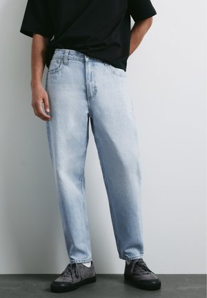 PULL&BEAR, STANDARD DENIM TROUSERS - DENIM TROUSERS - Jeans Tapered Fit - light-blue denim