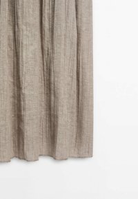 Tissu en lin brun clair présentant des plis verticaux et un ourlet brut. Texture douce avec une brillance naturelle légèrement texturée.