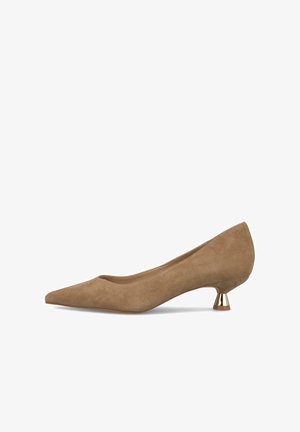 Pompe à talon aiguille en suede beige, avec un petit talon métallique. Texture lisse et éclat subtil. Design minimaliste sans motifs visibles.