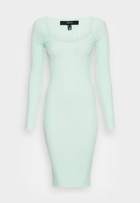 Vestido de punto acanalado en verde menta, con una silueta ajustada, mangas largas y escote cuadrado. Diseño de longitud media con una textura sutil.