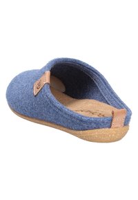 Shoe slip-on in felt blu con suola in sughero, dotato di un'etichetta in pelle marrone e interno morbido per il comfort. Forma arrotondata e design casual.