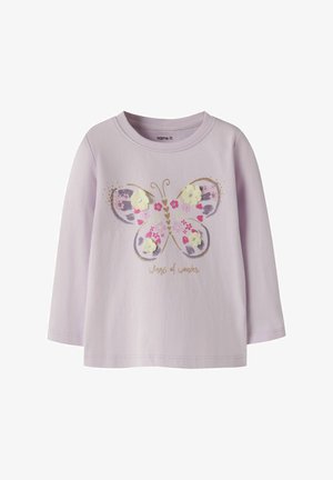 Camisa de manga larga color lavanda con una mariposa decorada que presenta flores rosas, moradas y amarillas, y acentos dorados, etiquetada como "alas de maravilla".