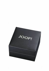 Svart texturerad presentask med ett gångjärnslock, med en silverpräglad logotyp "JOOP!" på ovansidan.