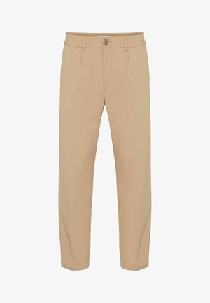 Pantalon beige avec une texture de tissu lisse, présentant une fermeture à bouton et deux plis à l'avant. Design à jambes droites avec poches.