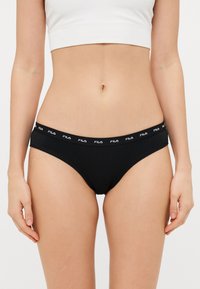 Boxeri negri din bumbac cu o textură netedă, având un logo FILA alb contrastant pe banda elastică. Croială standard și design minimalist.