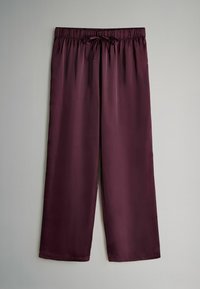 Pantalones de satén burdeos de pierna ancha con cintura elástica, cordón ajustable y textura suave. Sin bolsillos ni herrajes visibles.