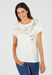 Witte t-shirt met korte mouwen, versierd met bloemen borduurwerk van pailletten in gouden en zilveren tinten over de schouders, ontspannen pasvorm, gladde textuur.