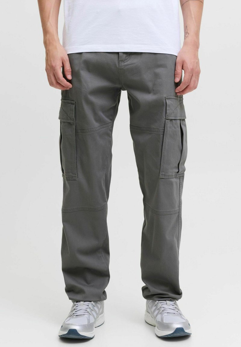 Grå arbeidsbukser laget av bomullsblanding, med flere sidelommer, en ledig passform og synlige sømdetaljer.