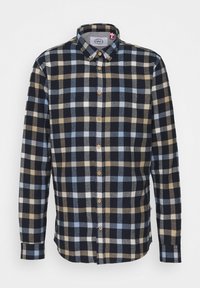 Camisa de franela con un patrón de cuadros en azul marino, azul y beige, cuello abotonado y botones de madera, con un dobladillo curvado y mangas largas.