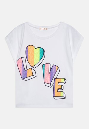 Hvit kortermet t-skjorte med et fargerikt, glitrende "LOVE"-tekstdesign og et regnbuehjerte. Mykt bomullsmateriale.