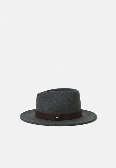 Grå filt hat med bred skygge og et mørkebrunt suede bånd. Har et lille metallisk accent på båndet, hvilket skaber en tofarvet effekt.