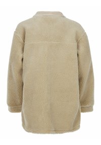 Veste en polaire beige avec une surface texturée et duveteuse, dotée d'un col arrondi et de manches longues, conçue pour un ajustement décontracté.