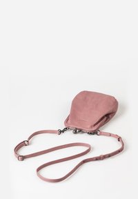 Rosa Leder-Umhängetasche mit strukturierter Oberfläche, Verschlussklappe und verstellbarem Riemen. Verfügt über abgerundete Ecken und glatte Hardware-Akzente.