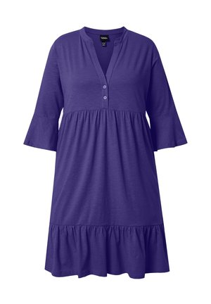 Lilla knælængde kjole med 3/4 klokkeærmer, en samlet talje, flæser ved kanten og en V-hals med to knapper.
