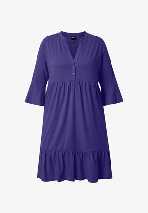 Lila knielanges Kleid mit 3/4 Glockenärmeln, geraffter Taille, gerüschtem Saum und V-Ausschnitt mit zwei Knöpfen.