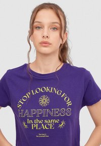 INSIDE CROP HAPPINESS - Camiseta estampada - morado