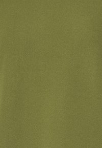 Vihreä kangas, jolla on sileä rakenne ja tasainen, mattapintainen viimeistely. Ei näkyviä kuvioita tai koristeita. Sopii erilaisiin tekstiilisovelluksiin.