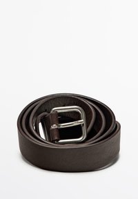 Donkerbruin leren riem opgerold met een vierkante zilveren metalen gesp op een effen witte achtergrond.