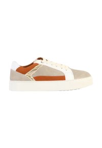 Sneakers con una tomaia in suede beige, accenti arancioni e dettagli metallici dorati, dotati di una suola in gomma bianca e lacci testurizzati.