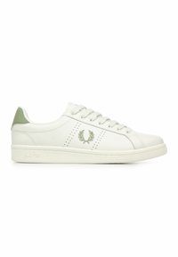 Sneaker in pelle bianca con accenti verdi, caratterizzata da un design perforato, logo ricamato e chiusura con lacci piatti. Texture liscia, stile low-top.