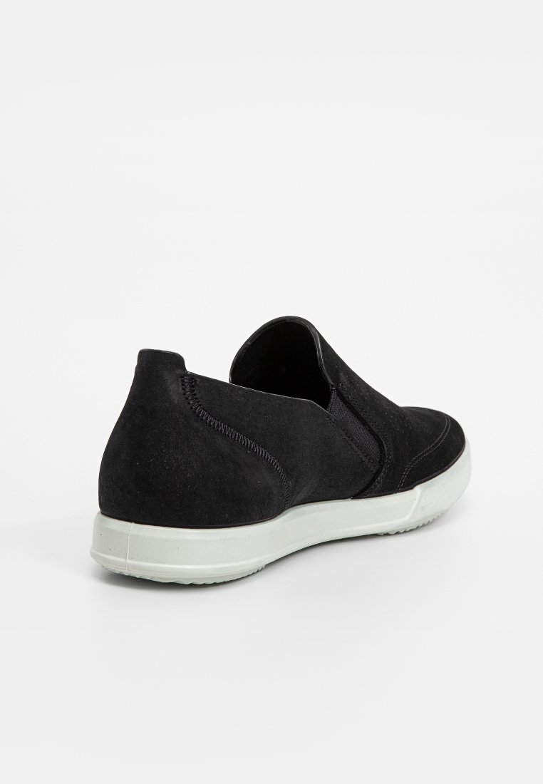 Svart mocka slip-on sneakers med elastiska sidopaneler och en vit gummisula. Har en strömlinjeformad design och subtila sömnadsdetaljer.